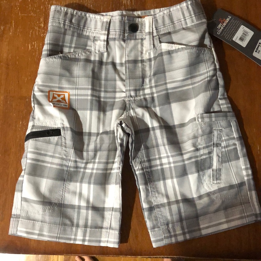 Boys sz5 Lee plaid shorts. Water repellent.